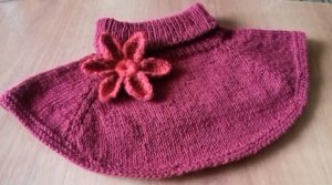 Детская манишка спицами.