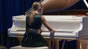 А. Чейзинс "Час-пик в Гонконге" из цикла "Три китайские пьесы" исполняет Сабина Сакаева