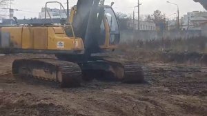 Работа гусеничного экскаватора на земляных работах