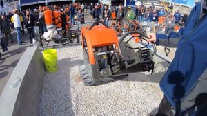 Виброплита Husqvarna LG 504 в работе, вибротрамбовка реверсивная