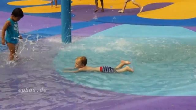 ★★★Дети играют на детской водной площадке!☺☺☺ Завораживающее видео! смотреть онлайн