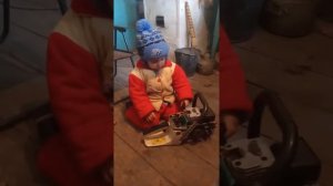 Малыш заводит пилу Даня 2 годика.