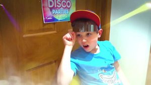 Макс стал девочкой, а Катю не пускают в клуб