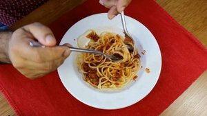 Как итальянцы кушают спагетти ложкой и вилкой?