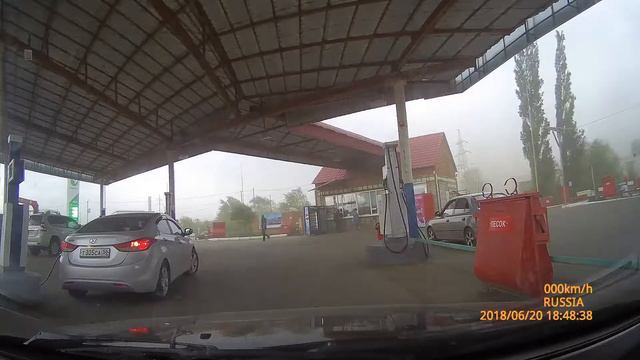 Ливень на заправке смотреть онлайн