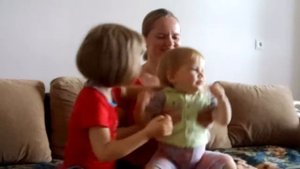 Аналог русской потешки "По кочкам, по кочкам" на английском с Полиной