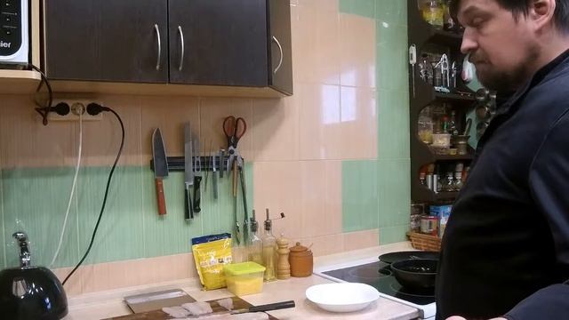 Молодой СОМ в панировке жареный во фритюре