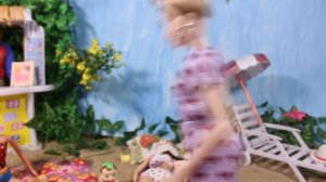 У Барби и Анджелы модный загар 2021 / Куклы Мама Барби на море