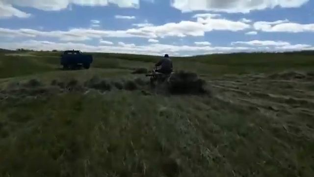 Испытания спаренных колес на сенокосе