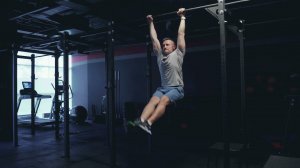 Строгие подъемы ног в висе на перекладине до параллели