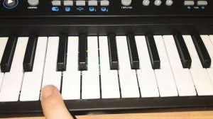 Игра песни «маленькой ёлочке холодно зимой» на синтезаторе