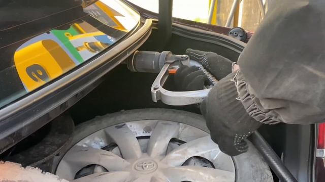 Впервые заправляем машину газом