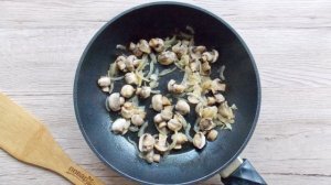 Салат с курицей, грибами и солёными огурцами