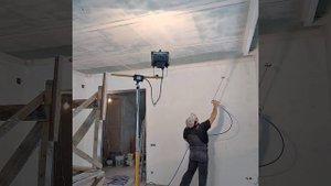 Грунтовка стен и потолка аппаратом безвоздушного нанесения Aspro 2100.