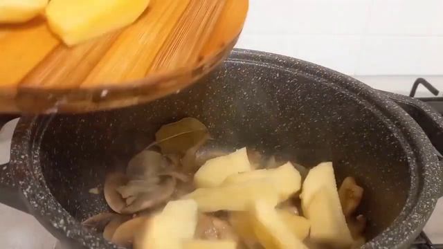 Картофель с грибами тушёные/Potatoes stewed with mushrooms and peppers смотреть онлайн