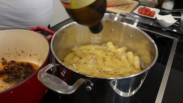 ПАСТА РИГАТОНИ - С АНЧОУСАМИ И СИР МОЦАРЕЛЛА С КАПЕРСЫ I RIGATONI + KAPERN UND SARDELLEN смотреть онлайн
