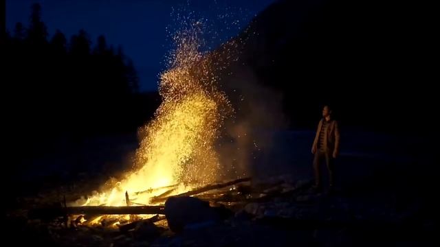 Футаж В ночном лесу, у костра смотреть онлайн