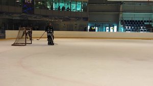 Тренировка начинающего вратаря по хоккею.