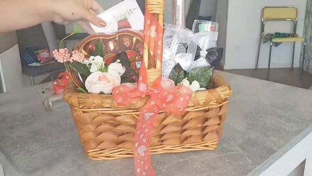 подарочная корзина | оформление корзины в подарок на свадьбу