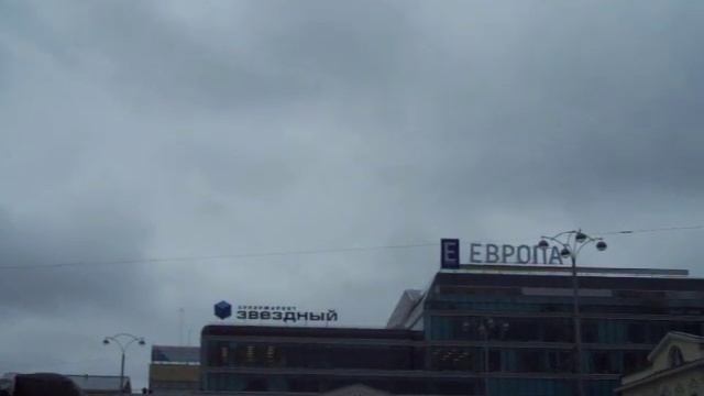 Падение на дне города.