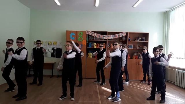 Танец на 8 марта от мальчиков 4 «Б» класса. Daddy PSY смотреть онлайн