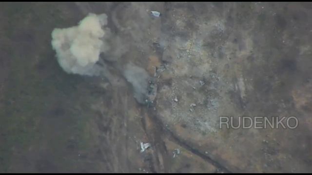 Ещё один брошенный Леопард 2А6 получил Ланцет в борт. смотреть онлайн