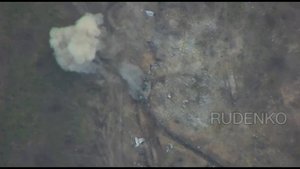 Ещё один брошенный Леопард 2А6 получил Ланцет в борт.