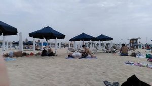 Городской бесплатный пляж Джумейра Бич в Дубае с видом на отель Парус