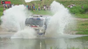 Камаз смело кинулся в реку!