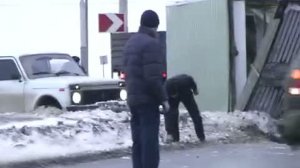 На жигули упал жилой вагончик