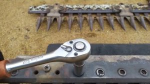 Кап.ремонт режущего аппарата. Часть 2. Откручиваем пальцы. Чешская косилка МФ70, МФ73.