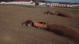 Разбрасыватель органических удобрений РОУМ-20 "Хозяин" в работе