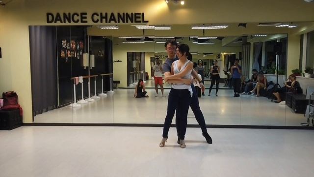 Learn Bachata, Tutorial 40: Lateral tunnel Part 2 (Sensual advanced) смотреть онлайн