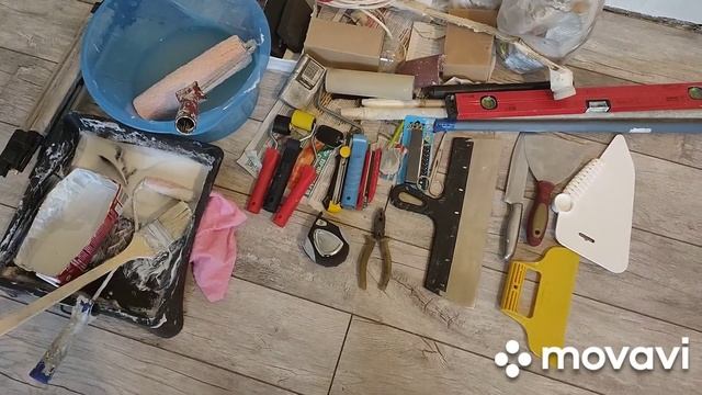 Ремонт окончен, инструмент для поклейки обоев