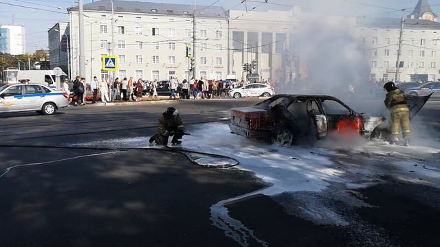 У КГТУ на площади Победы загорелся BMW смотреть онлайн