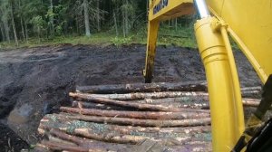 Кладём лежнёвку. Экскаваторы Komatsu pc200/pc300.