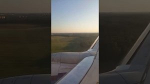 Посадка самолёта в аэропорту Домодедово, Москва. Landing of the plane at Domodedovo airport, Moscow