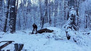 ПЕРВАЯ НОЧЁВКА в "ВОЛЧЬЕЙ" ЗЕМЛЯНКЕ | СНЕГ и МОРОЗЫ | ВЫЖИТЬ в ЗИМНЕМ ЛЕСУ! |