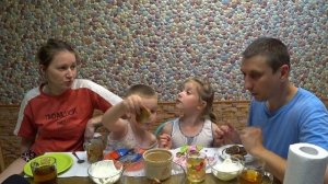 СЕМЕЙНЫЙ МУКБАНГ ОЛАДЬИ СО СМЕТАНОЙ | FAMILY MUKBANG PANCAKES WITH SOUR CREAM #pancakes #mukbang