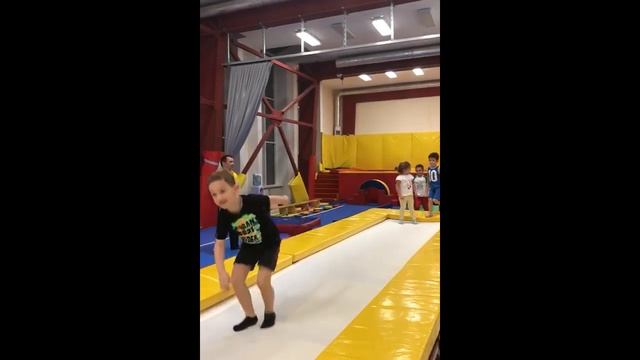 Прыжки на батуте. ЦСП Кувырок. смотреть онлайн