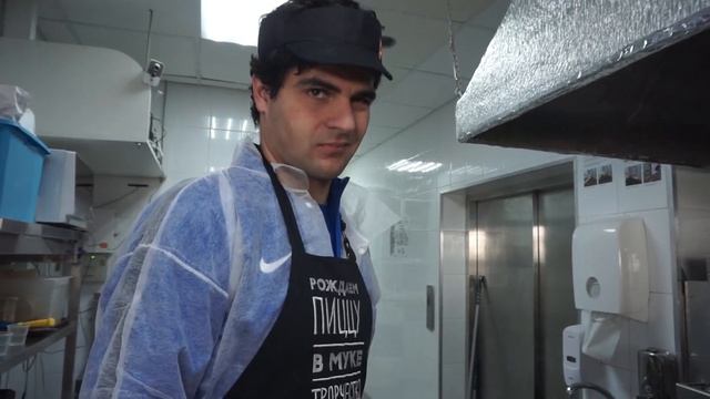 Аркадий Калайджян и Стефен Альфред учатся готовить пиццу смотреть онлайн