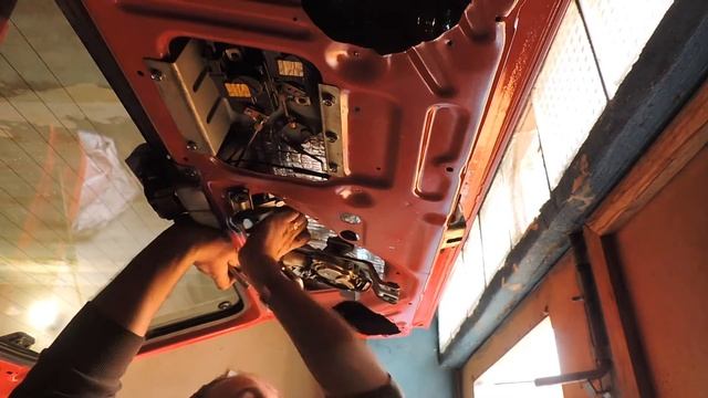 Собираем дверь багажника Nissan Terrano 2.7 смотреть онлайн