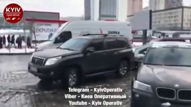 водитель вытолкал своим внедорожником автомобиль, заблокировавший его на парковке смотреть онлайн