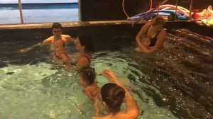 Физическое развитие детей 1-2 года, плавание в бассейне