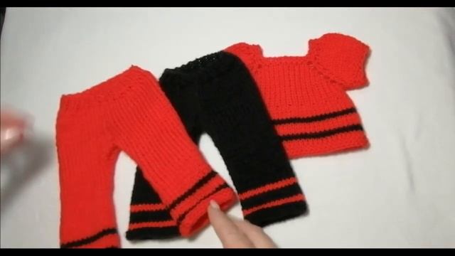 Обзор костюма для куклы рост 43 см. Вязаный костюм для куклы кофточка и двое штанишек и юбочка
