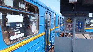 Поезд ЕМА-502 отправляется со станции "Днепр" в Киевском метро.