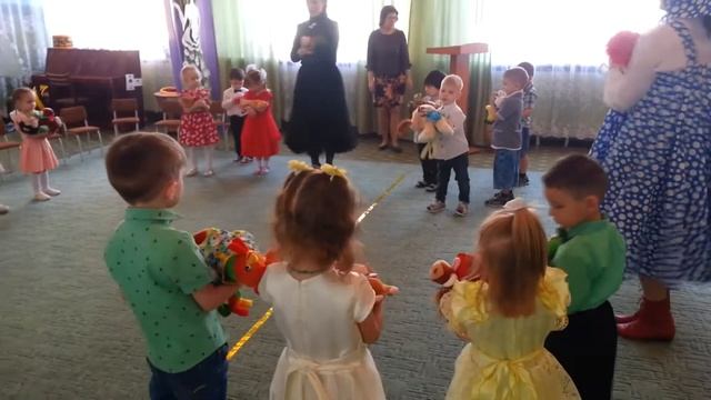 Весенний праздник в младшей группе "Пчёлка"