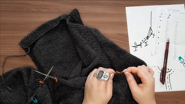 ЖИЛЕТ-ТУНИКА С V-горловиной спицами//Подробный МК//цельновязаная отделка смотреть онлайн