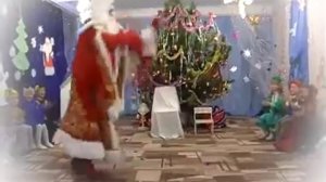Пьяный дед Мороз пришёл на ёлку!!!???