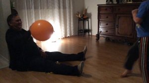 Надуваем и лопаем шарики, шары и шарищи  / Бой шарами